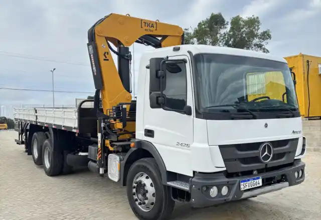 Caminhão Munck Mercedes-Benz Atego 2426 6x2 seminovo