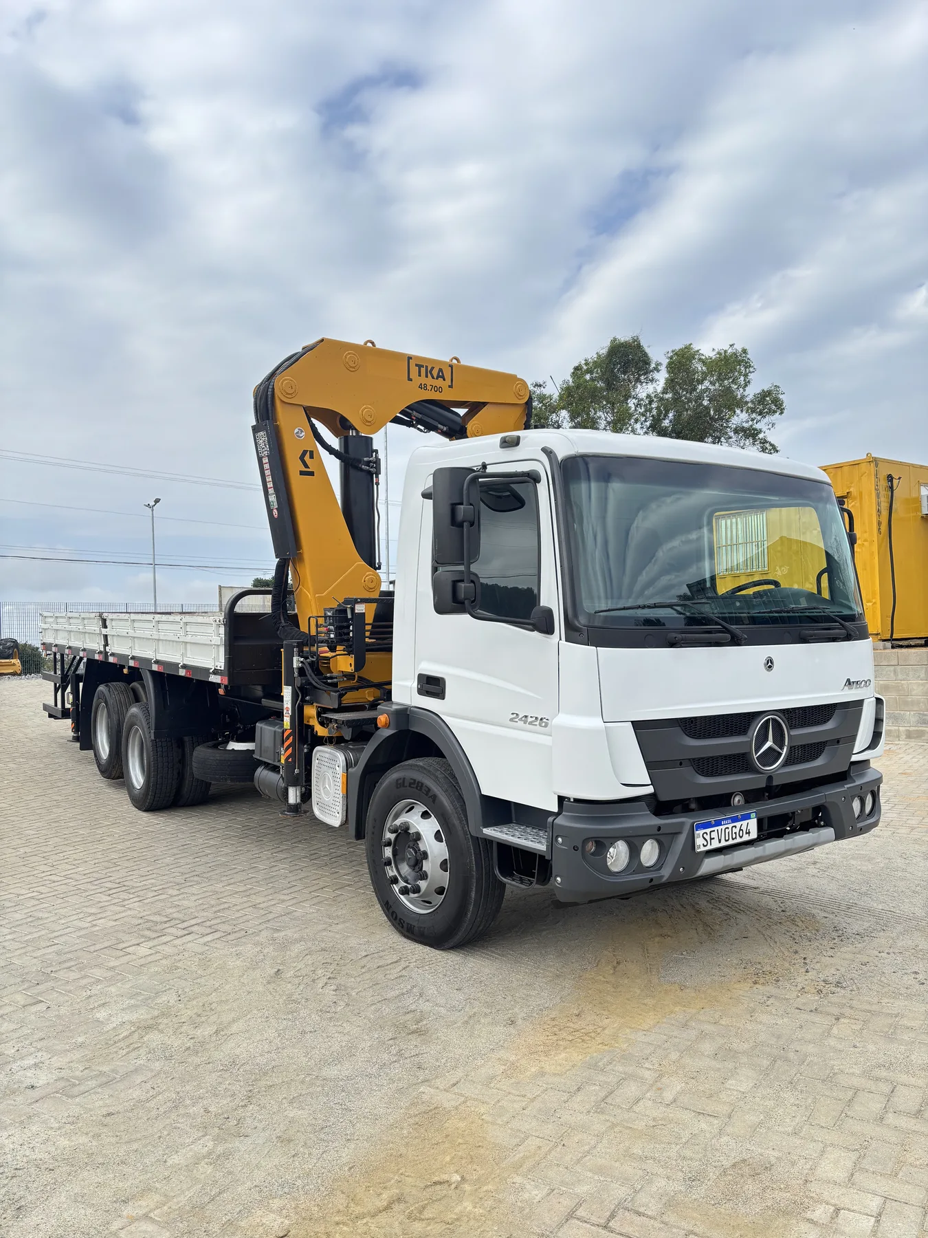 Caminhão Munck Mercedes-Benz Atego 2426 6x2 seminovo